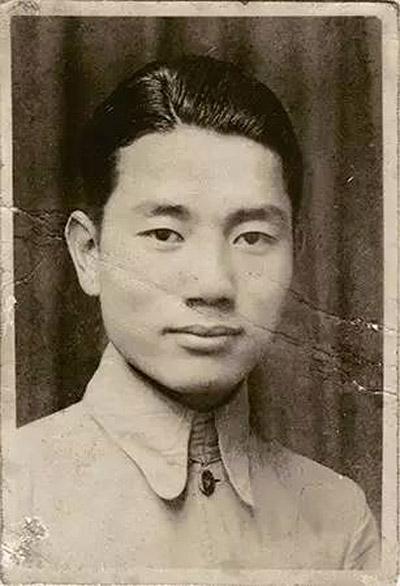 在国立艺专上学时留影(1941年)