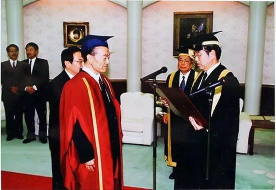 被日本创价大学授予名誉博士学位(1993年)