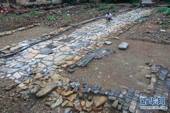 8月22日，在江苏省盱眙县棚户区改造现场，工作人员张春鹏在丰登路进行考古勘查。