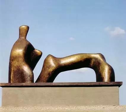 亨利·摩尔的抽象雕塑作品
