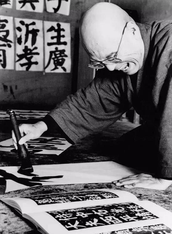 井上有一从小就喜欢写字画画,后来他发狂似的写字,越写越大,他定做了大马鬃毛笔,马毛比羊毫狼毫更长更硬,适合写大字。