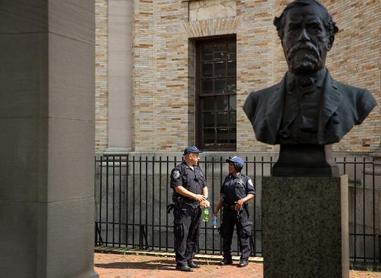 纽约城市大学的保安看护着布朗克斯社区学院的罗伯特·李胸像