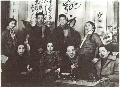 60年代初全家福。前排左起:罗时慧、傅益玉、傅抱石、傅益珊。后排左起:傅益璇、傅小石、傅二石、傅益瑶