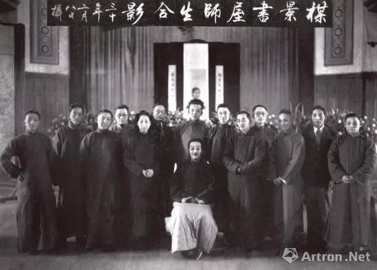 ▲1941年梅景书屋师生合影,居中坐者为吴湖帆,站者右六为徐邦达,左六为王季迁