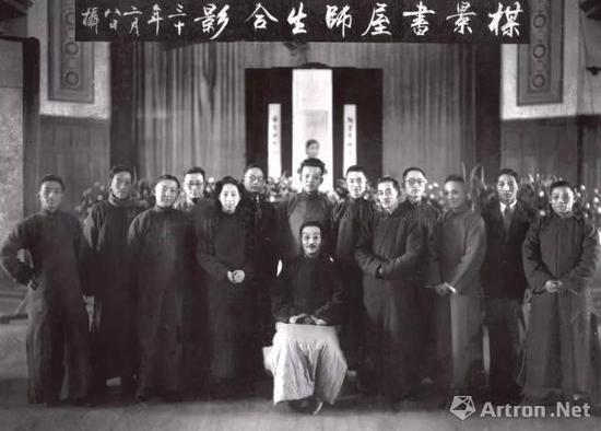 ▲1941年梅景书屋师生合影，居中坐者为吴湖帆，站者右六为徐邦达，左六为王季迁