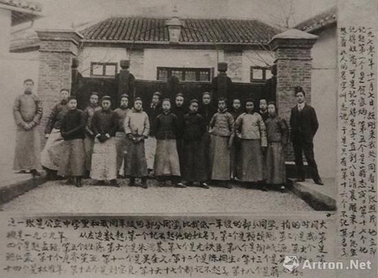 ▲1909年,草桥中学部分同学于校门口合影 左起第二为顾颉刚 第三为叶圣陶,第十三为吴湖帆