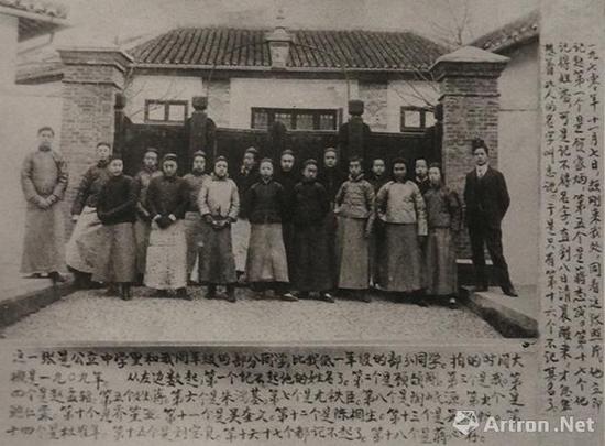 ▲1909年，草桥中学部分同学于校门口合影 左起第二为顾颉刚 第三为叶圣陶，第十三为吴湖帆