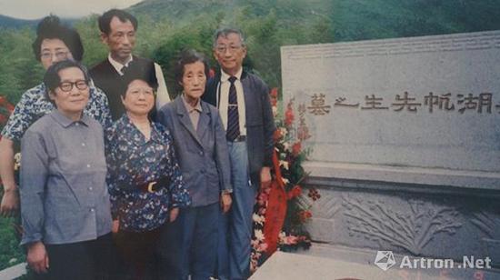 ▲1991年,吴湖帆后人及弟子俞子在苏州给他建了衣冠冢