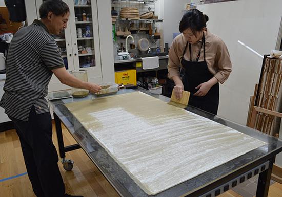 修复还将包括清理画心、重新上色、加“保护罩”、去除旧裱纸、添补新丝以及准备新裱纸,拼接起来,支撑整个立轴。