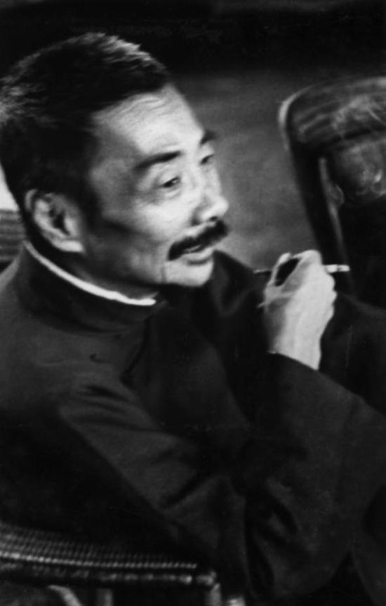 鲁迅 沙飞摄 1936年沙飞镜头下的鲁迅影像在日后甚至成为了一种符号，成为我们印象中鲁迅的一部分。