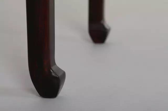 若马蹄腿向内兜转,就称为内翻马蹄腿,像一匹骏马的前蹄;足头向外的则称“外翻马蹄”。