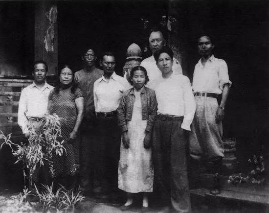 1941年“川康古迹考察团"发掘四川彭山汉代崖墓时的合影,图片:《四川彭山汉代崖墓》