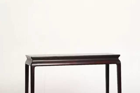 俊俏的倒勾小马蹄足曲率恰到好处,似能使人感受到流畅的音韵,爽朗中又见一丝灵动。