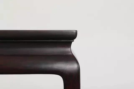 秉持对匠心的坚守、对工艺的追求,潜心研究制作出带束腰马蹄足小条桌。