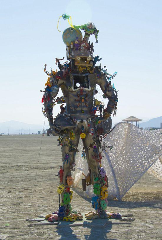 每年一度的“火人节”已于8月27日在美国内华达州的黑石沙漠举行，当地竖起了大量巨型雕塑以示庆祝，图为其中之一。