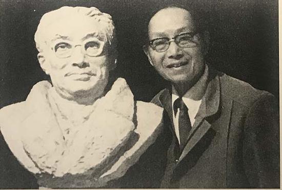1990年，张充仁和吴湖帆的胸像合影
