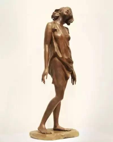 邓柯 清风 材料:青铜 尺寸:长42cm,宽40cm,高80cm 年代:2015
