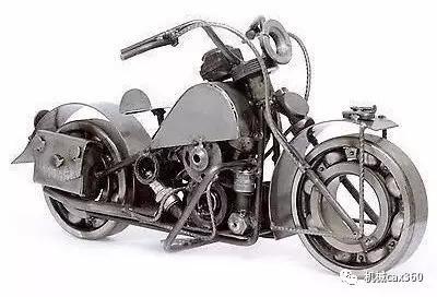 ▲轴承和小铁板焊接制作的“摩托车”