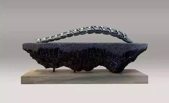 景晓雷 脊 材料:不锈钢石 尺寸:80x40x25cm 年代:2014