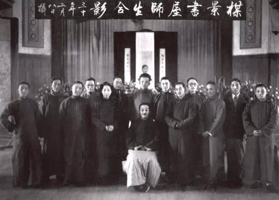 1941年梅景书屋师生合影，居中坐者为吴湖帆，站者右六为徐邦达，左六为王季迁