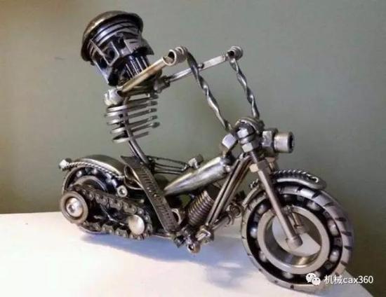 ▲轴承链条和小零件焊接制作的摩托车