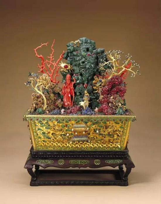 嵌珠宝万年仙寿盆景,清康熙,造办处造,通高69cm,盆长51.5cm,宽28.3cm。清宫旧藏。