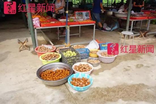 河北娄村镇,一个麻核桃市场一角
