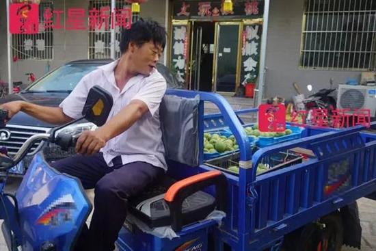 核农李建春拉着几袋青皮核桃,准备去市场上售卖