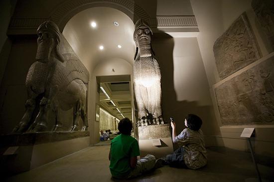 孩子们在埃及雕像前集结，The British Museum 图