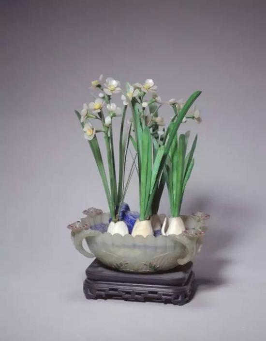 青玉菊瓣式盆水仙盆景,清中期,造办处造,通高30cm,盆径18-13cm。清宫旧藏。