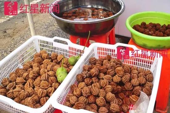 河北娄村镇,一个当地核农摆摊贩卖麻核桃