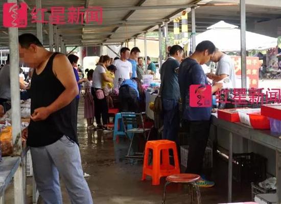 麻核桃市场上,正在选购的人们