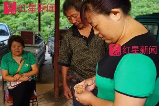 河北娄村镇,李占军的妻子正在市场上挑选配对的核桃