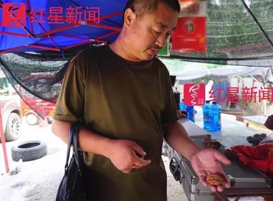 河北娄村镇,李占军正在市场上挑选“精品核桃”