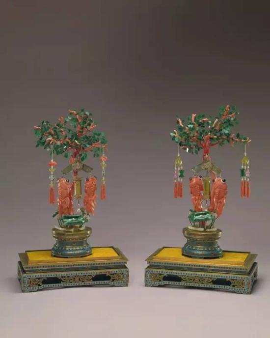 珊瑚翡翠吉庆有余盆景,清晚期,造办处造,通高38.5cm,座高6.8cm。清宫旧藏。
