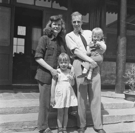 1948年，艾琳与丈夫和两个女儿在北京。