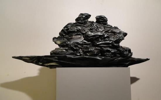 《褶皱系列 · 百年》 任磊

　　玻璃钢喷漆 ， 48cm×44cm×150cm， 2014