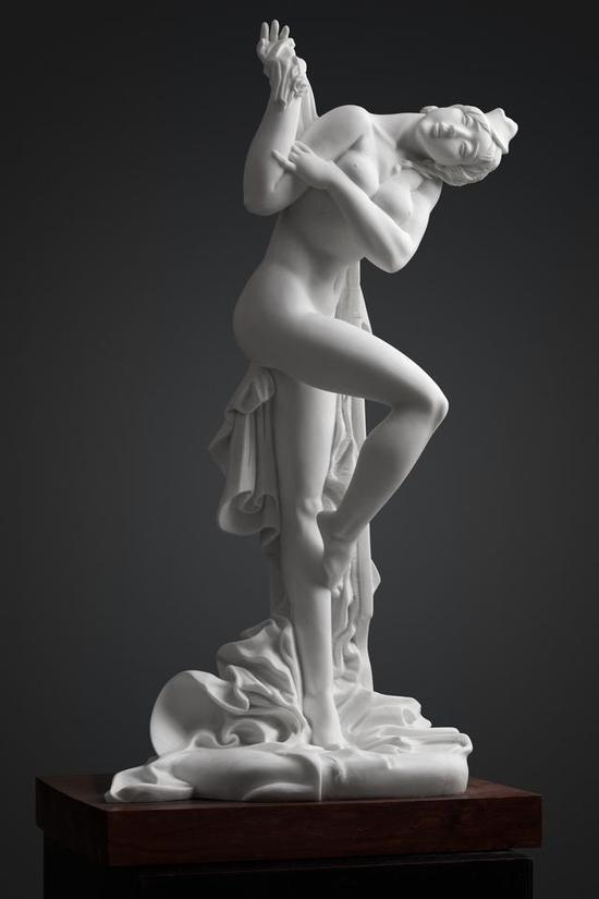 《往日的歌》 钟志源

　　汉白玉 ， 68cm×35cm×25cm ， 2015