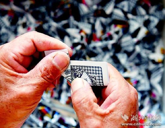 男子用扑克折花瓶一只大花瓶要花5000多张扑克牌