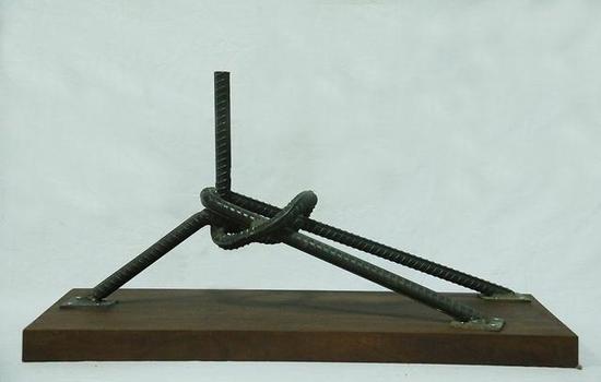 《结构 1 》 黎明

　　钢 ，48cm×20.5cm×59cm ，1997