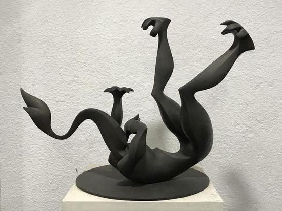 《摔跤》 陈民 铸铜 ， 65cm×48cm×40cm， 2010