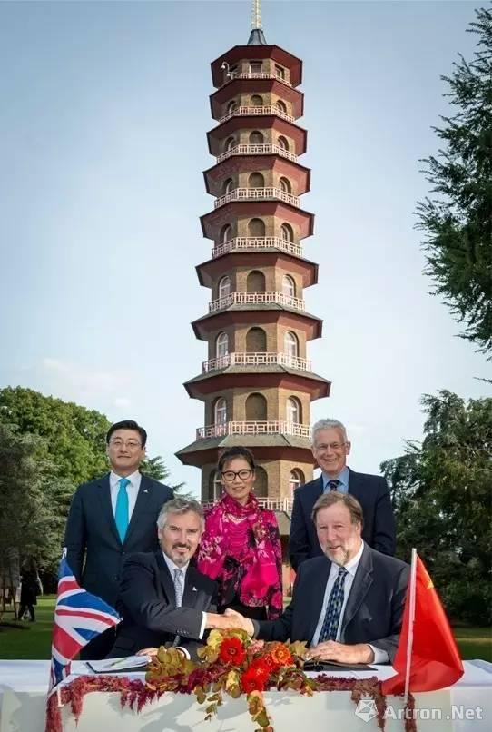 中国驻英国大使刘晓明夫人胡平华女士(后排中)和三胞集团高级副总裁岳雷(后排左)见证赞助签约仪式，来源：三胞集团官网