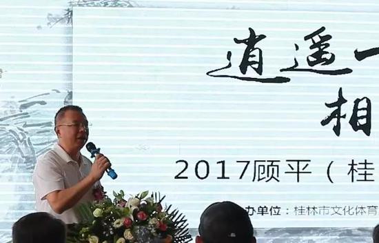 桂林市文化体育产业投资发展集团有限公司董事长——张健先生宣布画展正式开幕,并祝贺顾平画展圆满成功!