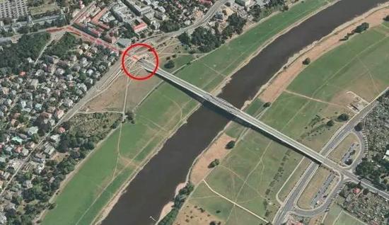 瓦尔德施略欣大桥鸟瞰，红色虚线部分即为北岸的地下涵洞。