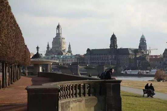 德累斯顿（Dresden）古城的易北河畔，背景可见著名的巴洛克风格圣母大教堂（Frauenkirche）。