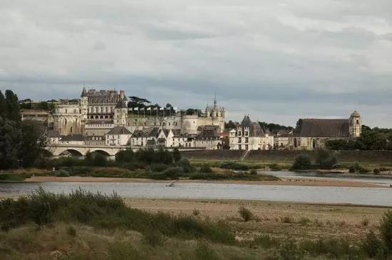 昂布瓦兹(Amboise)地段的卢瓦尔河,远处是一座法国王室城堡。