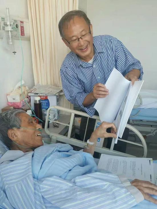 2017年5月16日，章汝奭（左）在病床上点评白谦慎的论文  右为本文作者白谦慎