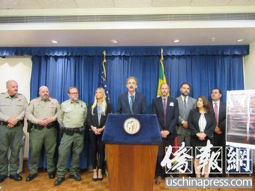 多个部门在洛市市政府律师办公室举行记者会,表示不再允许任何牙类制品买卖。侨报记者翁羽摄