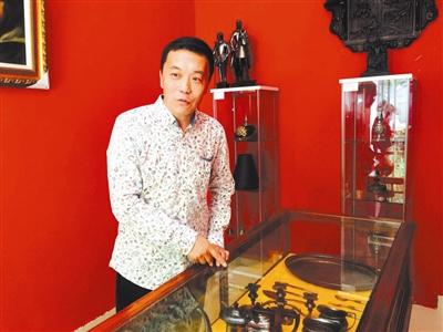 ■收藏家刘涛向参观者介绍展品的故事。
