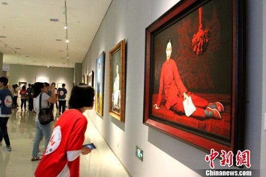 图为油画藏品展现场。　曾洁 摄